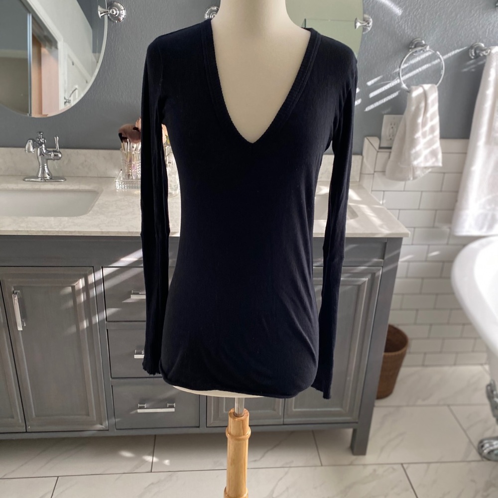 Enza Costa cotton,cashmere V-neck sweater. Small